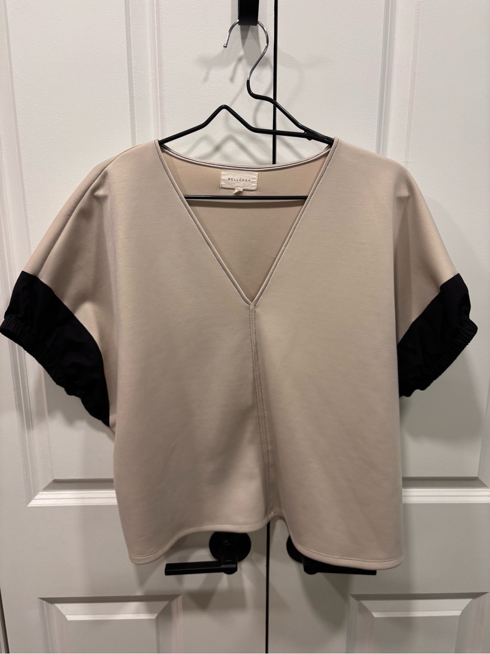 MELLODAY Beige Top with Black Sleeve Accents